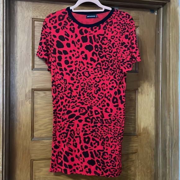 pretty little thing red and black animal‎ print tshirt dress - Picture 1 of 9
